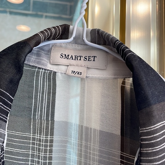 Smart Set blouse with cuffed sleeves; high-lo ; collared: 7 buttons; checkered - Picture 2 of 5